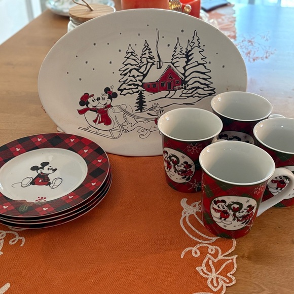 Disney Holiday Dining Set - Picture 8 of 8